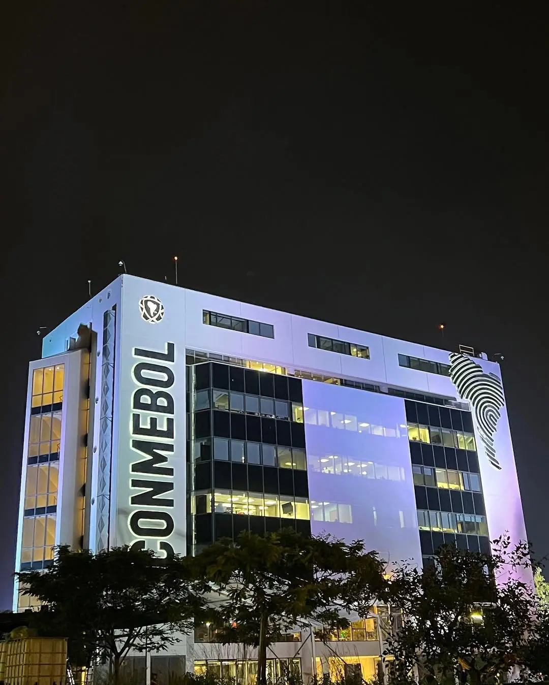 Instalacion de Bañadores LED DMX de @lublingroup para @conmebol @drivenlatam @estudiodj